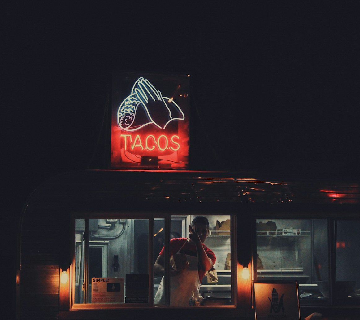《布达佩斯大饭店》影评：为什么色彩这么美,叙事结构如何理解,它想表达什么主题？