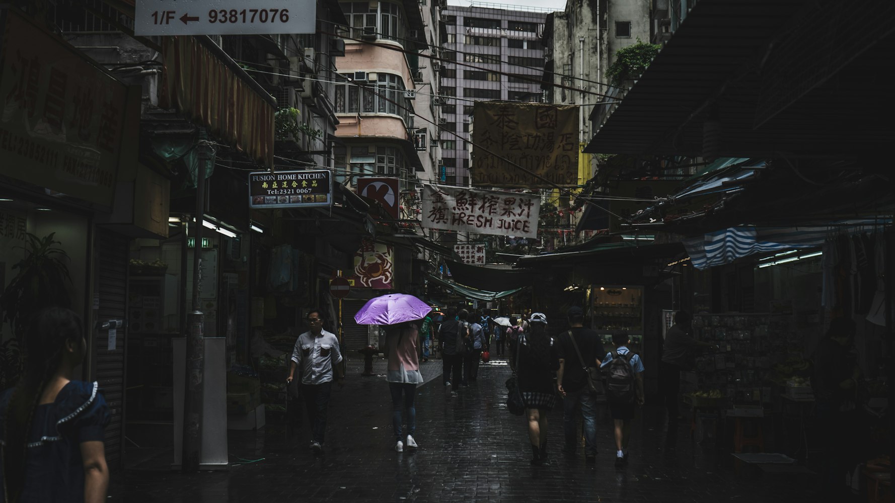 《重庆森林》影评：为何都市人越拥挤越孤独,0.01公分的距离意味着什么,过期罐头爱情怎样避免