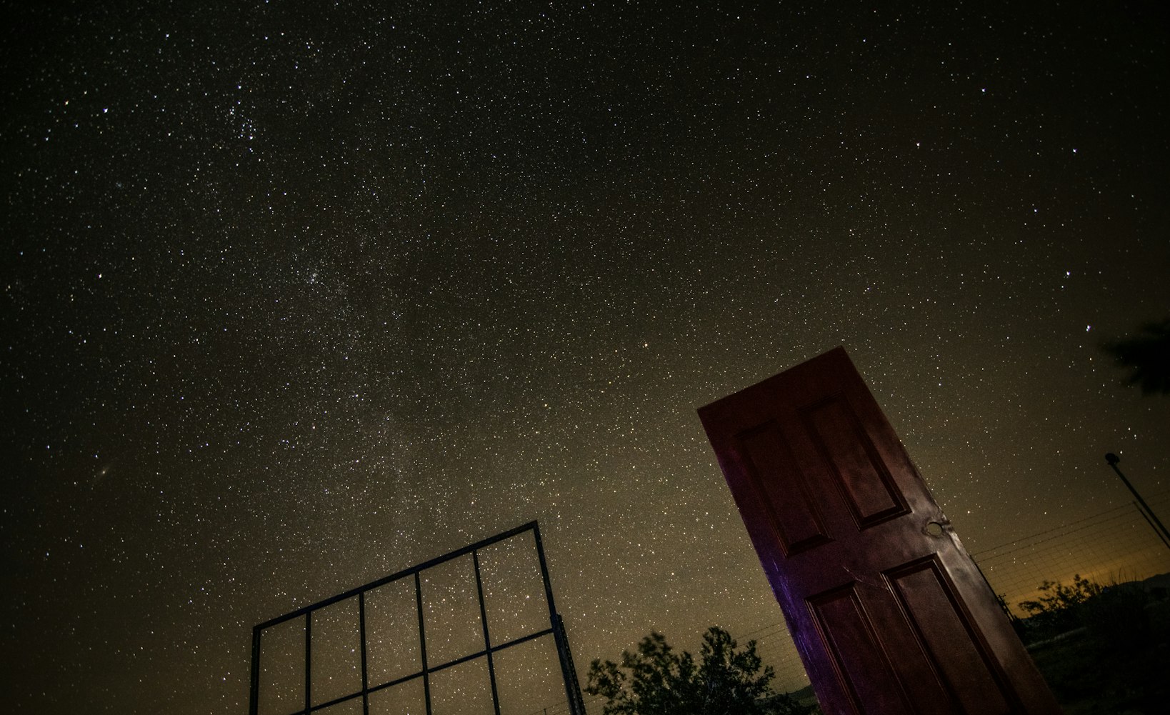 《彗星来的那一夜》影评：平行宇宙存在吗,人性考验是什么,细思极恐在哪？