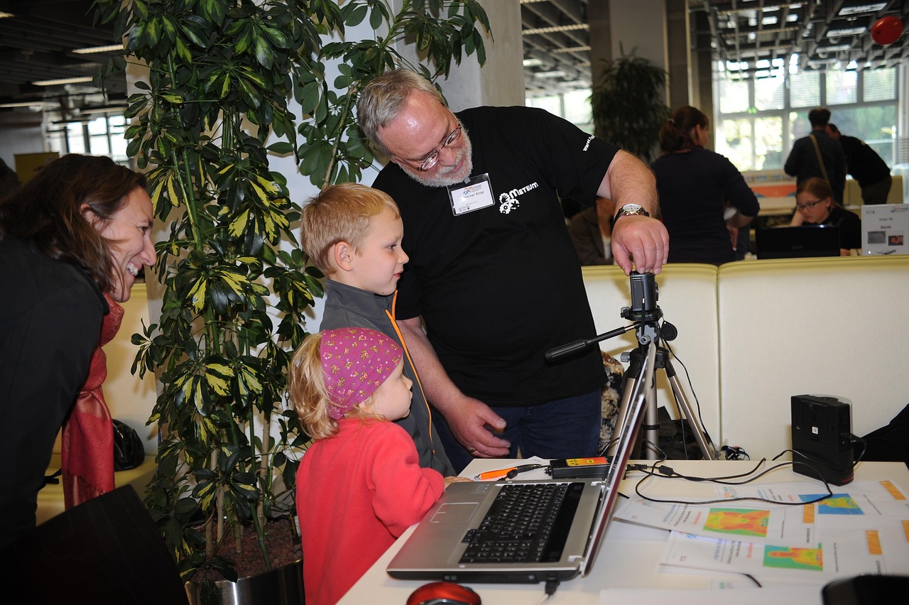 《摩登家庭》影视解说,剧情解析与角色魅力探究 《摩登家庭》影视解说,剧情解析与角色魅力探究