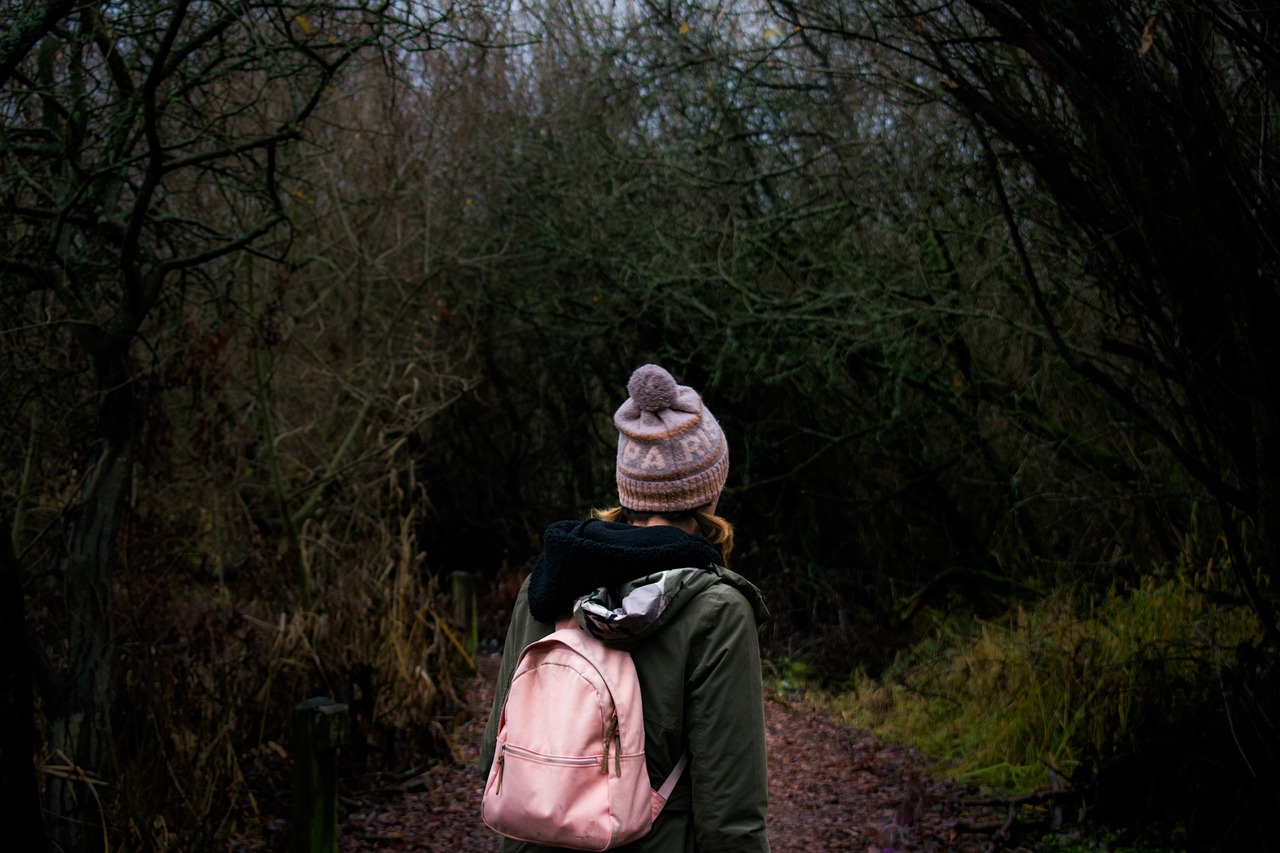 《重庆森林》影评：情感共鸣与都市孤独的探索，你感受到了吗？